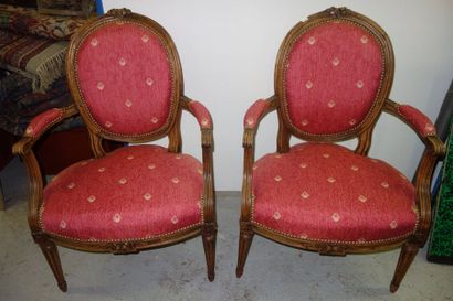 Paire de fauteuils à dossier en médaillon...