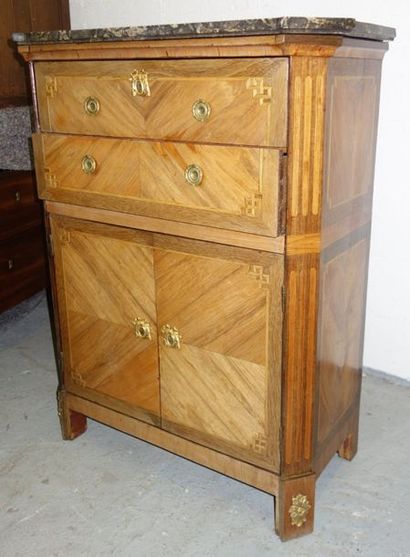 Meuble à hauteur d'appui en placage de bois...