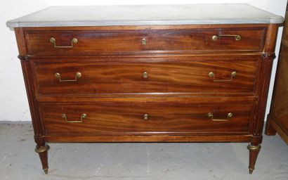 Commode en acajou mouluré et placage d'acajou...