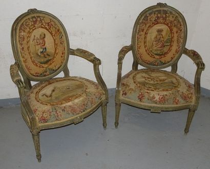 Paire de fauteuils à dossiers en médaillons...