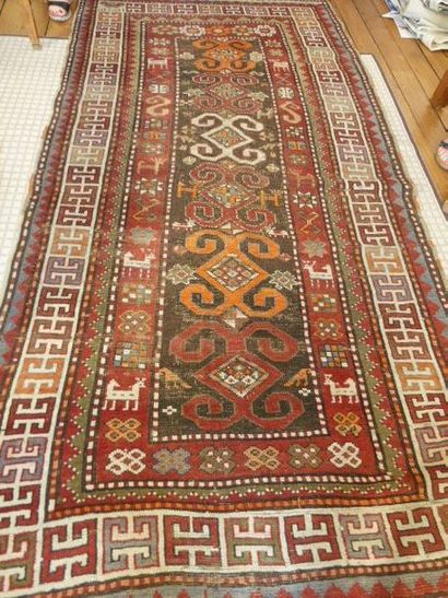 Tapis Kazak, Caucase, vers 1930.

250 x 127...