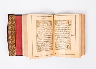 Coran manuscrit orné de d'écoinçons fleuris...