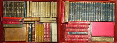 Deux mannettes de livres sur différents auteurs...