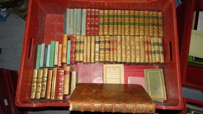 Mannette de livres sur les voyages et les...