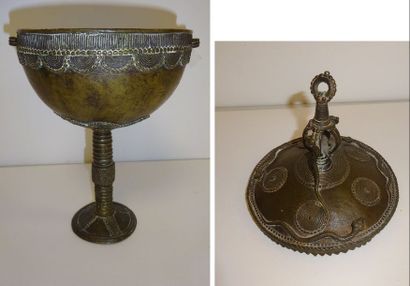 Coupe Ashanti en bronze sur pied à décor...