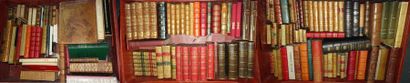 Trois mannettes de livres sur différents...