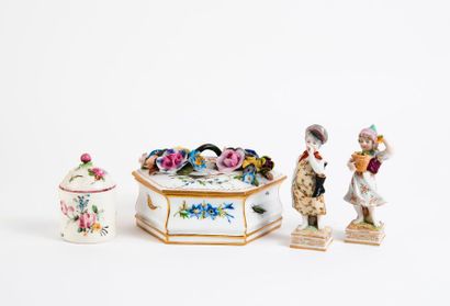 MENNECY, duc de Villeroy


Petit pot à pommade...
