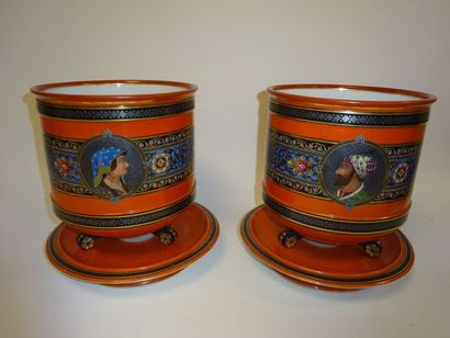 Paire de cache-pots en porcelaine à décor...