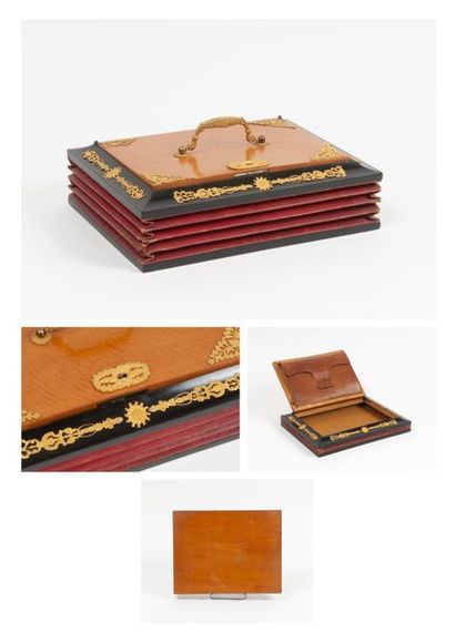 Coffret à courrier de forme rectangulaire,...