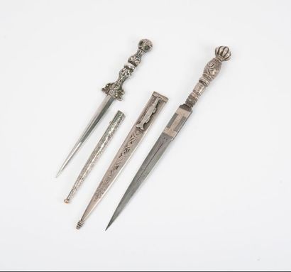 Deux poignards stylets.

- un à fusée et...