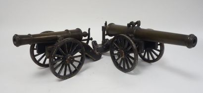 Réductions de deux canons en bronze à systèmes...