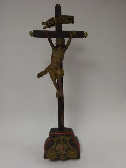 Christ en croix et son socle en bois sculpté...
