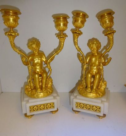 Paire de flambeaux en bronze doré formés...