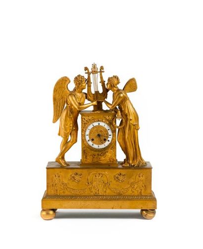 Pendule borne en bronze doré figurant l'Amour...