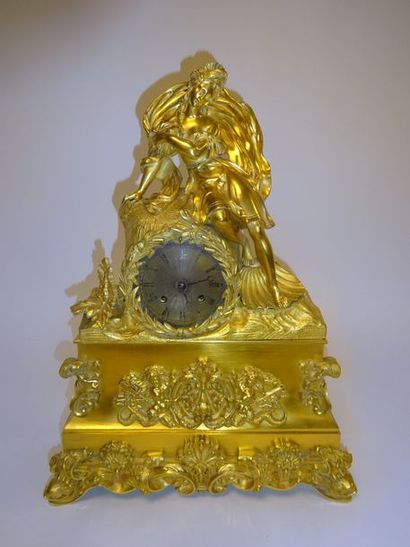 Pendule borne en bronze doré flanquée d'une...