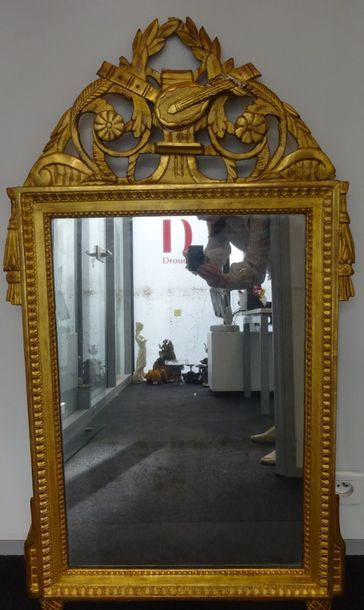 Miroir rectangulaire en bois et stuc dorés...