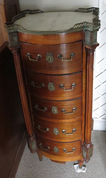 Chiffonnier de forme tambour en placage d’acajou...