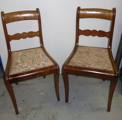 Série de six chaises en acajou et placage...