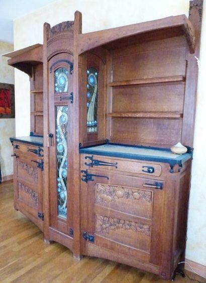 Meuble dressoir en chêne, partiellement sculpté...