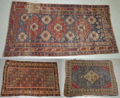 Trois tapis rectangulaires en laine polychrome...