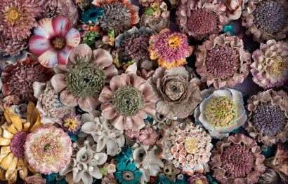 Ensemble de fleurs en porcelaine, émaillées...