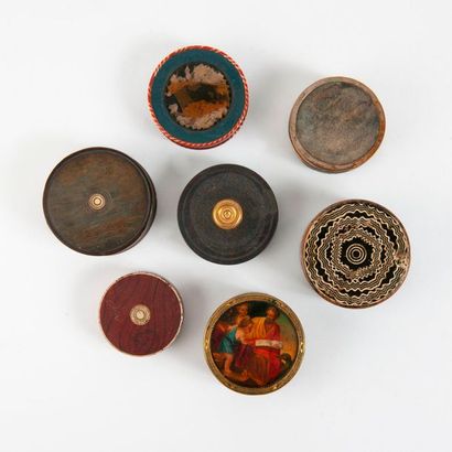 Sept boîtes drageoirs circulaires en bois...