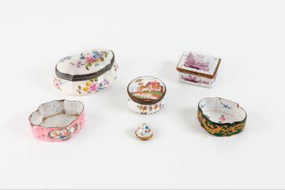 Boîte chantournée en porcelaine à décor polychrome...