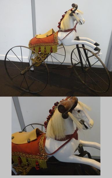 Tricycle en forme de cheval en bois blanc....