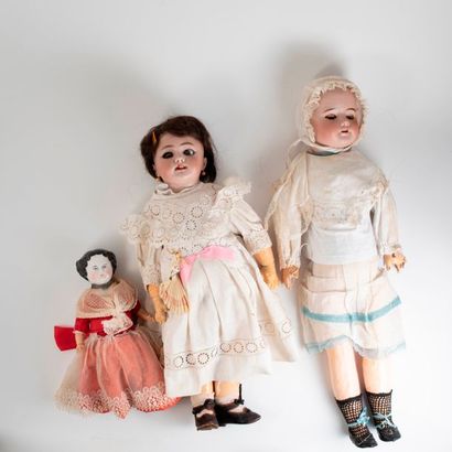Trois poupées : 

- une SFBJ à Tête en porcelaine,...