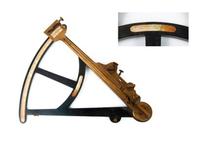 Sextant en ébène et laiton à limbe en corne.
Signé...