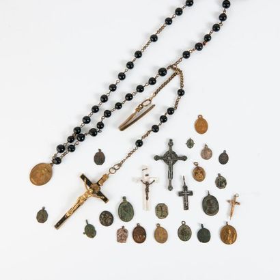 Ensemble de médailles religieuses en métal...