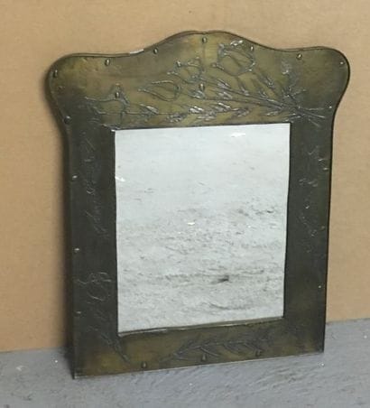 Miroir à fronton chantourné en laiton à décor...