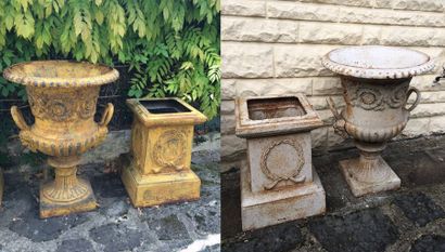 Deux paires de vases Médicis en fonte de...