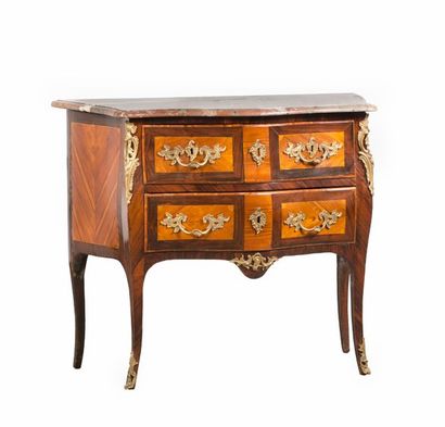 Commode en placage en frisages et chevrons...