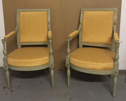 Paire de fauteuils à dossier carré en bois...