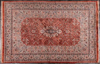 Lot de deux tapis :

- Inde, vers 1940.

Tapis...