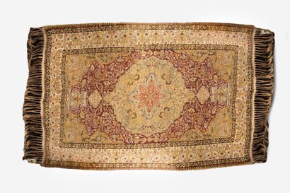 Tapis en coton et velours, à franges, à médaillon...