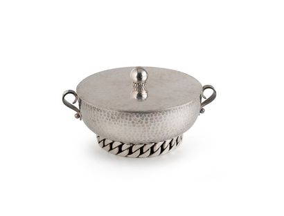 Jean DESPRES (1889-1980)
Légumier rond couvert.
En...