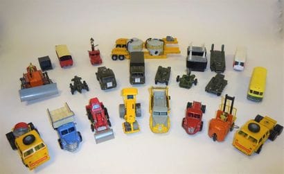 DINKY TOYS

Lot de 17 pièces :


- 1 rouleau,...