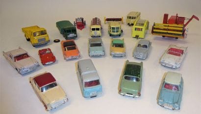 DINKY TOYS

Lot de 18 pièces :


- 10 voitures,...