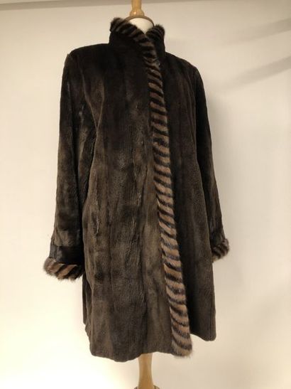 NOEWA


Manteau mi-long en fourrure rase...
