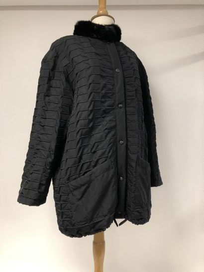 NOEWA

Manteau en toile noire façon imperméable...
