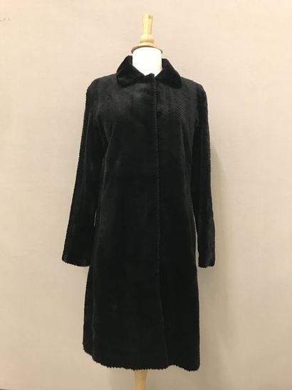 J. MENDEL

Long manteau en fourrure rase...