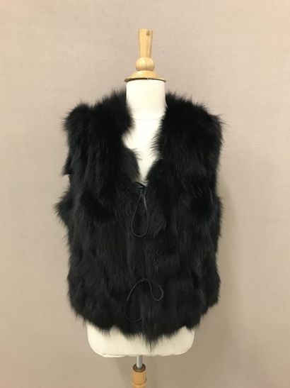 PELLESSIMO

Veste sans manche noire en fourrure.
Fermeture...