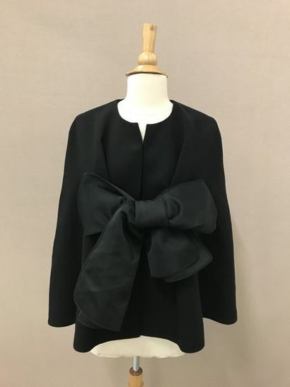 MARNI

Cape noire ornée d'un important noeud...