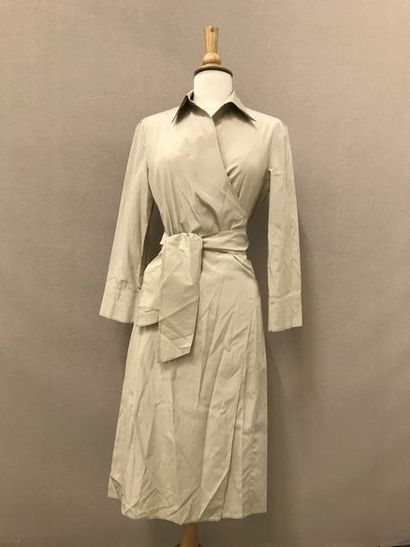 Max MARA

Robe midi beige satiné en portefeuille...