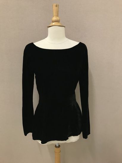 Yves Saint LAURENT

Haut cintré en panne...