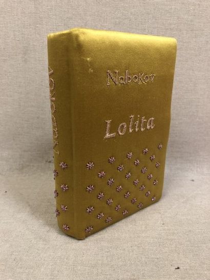 BARNEYS NY

Minaudière en satin jaune moutarde...