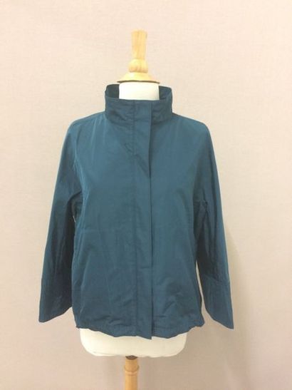 Jil SANDER

Veste bleu canard en toile imperméable.
Fermeture...