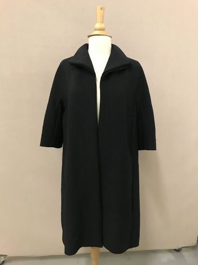 MARNI


Manteau noir en tissu sans fermeture.

Manches...